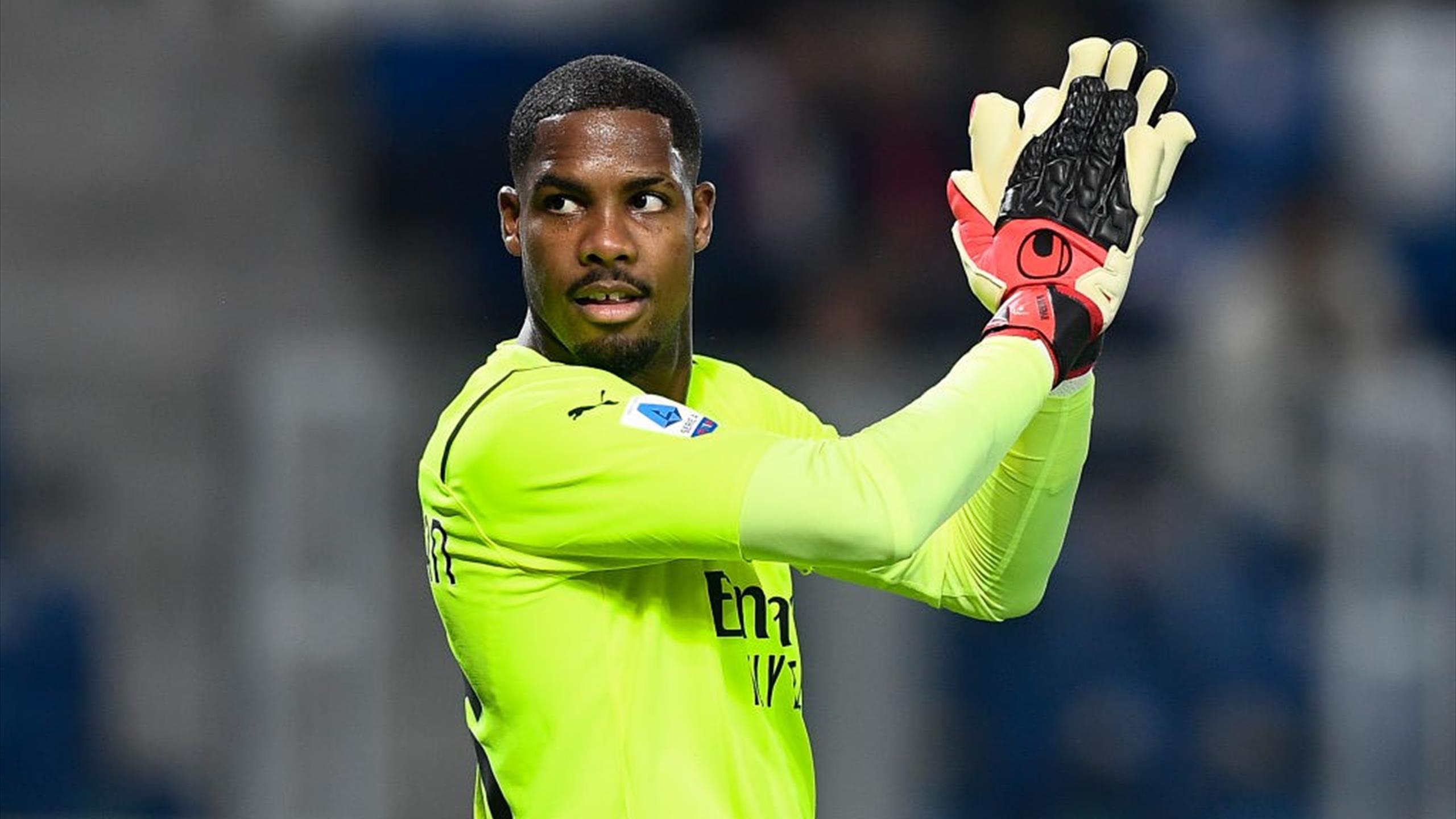 Infortunio Maignan, si allungano i tempi di recupero: quando rientra il portiere del Milan