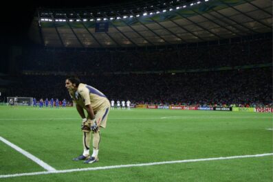 Addio al calcio di Buffon: 10 momenti indimenticabili nella carriera del numero 1