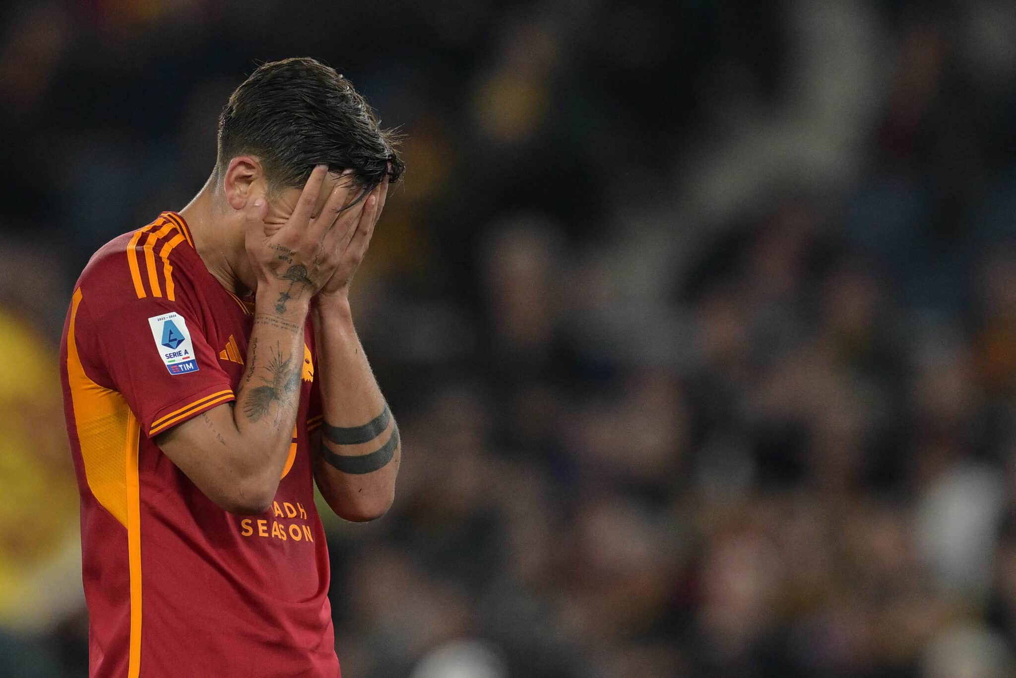 Roma, ansia per Dybala: giocher&agrave; contro il Bayer? De Rossi aggiorna sulle sue condizioni