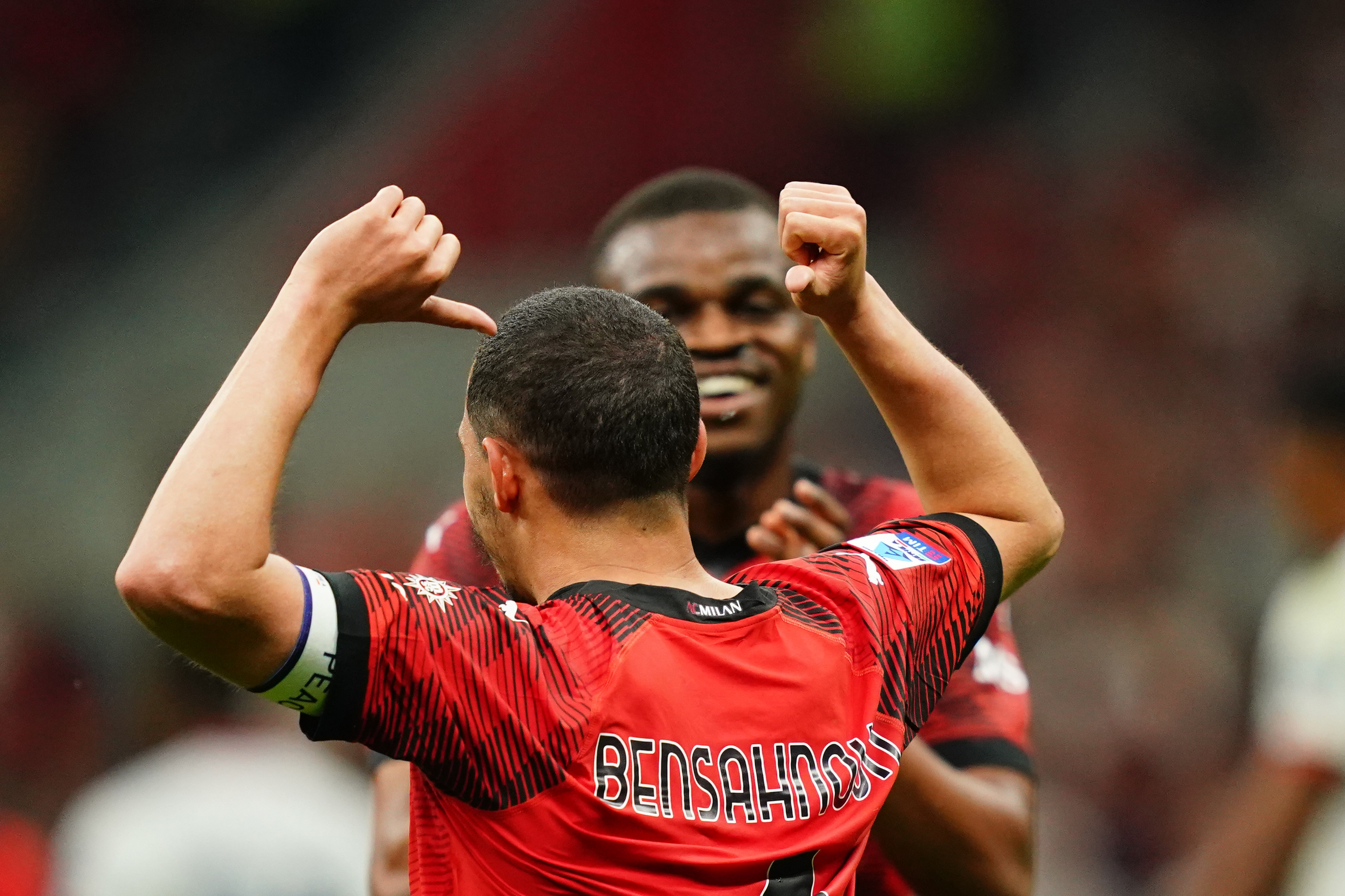 Perché i calciatori hanno nomi di donne sulle maglie? Il particolare omaggio di Milan e Cagliari