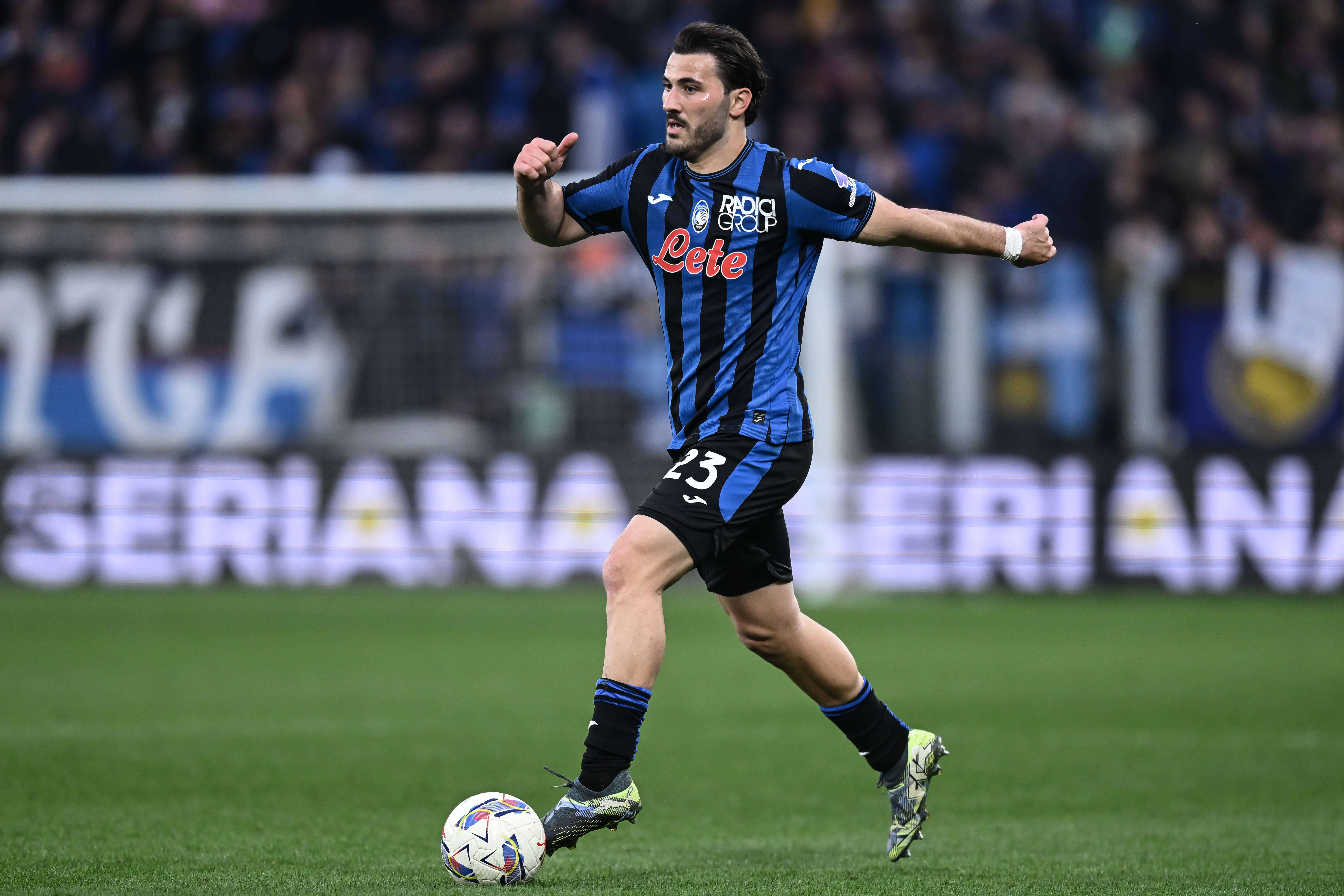 Atalanta, infortunio al ginocchio per Kolasinac: esce in barella, le prime sensazioni