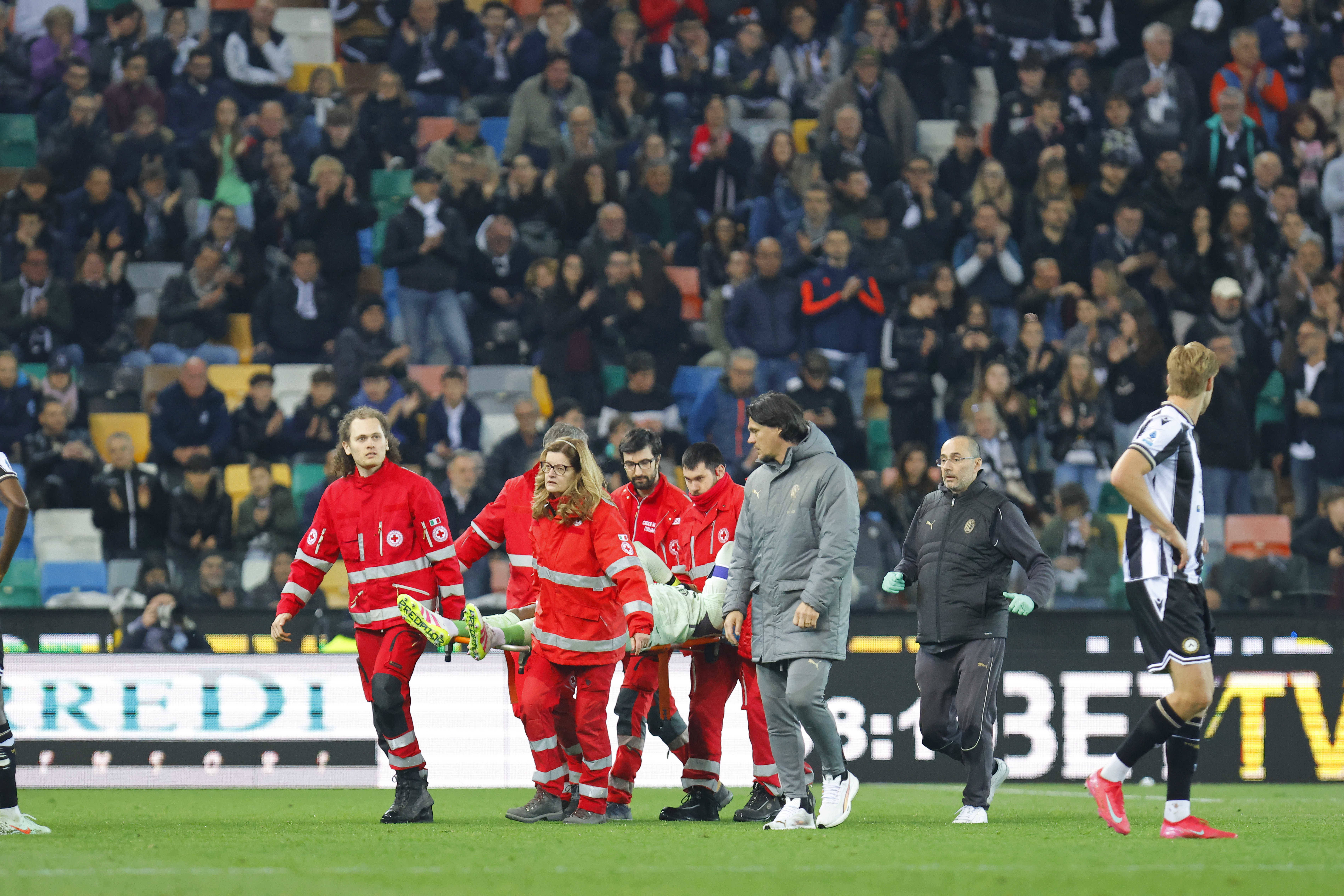 Milan, durissimo scontro tra Maignan e Jimenez: portiere fuori in barella, le prime sensazioni