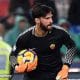 Calciomercato Roma, prove di addio per Alisson. In aeroporto: &ldquo;Un saluto ai tifosi&rdquo;