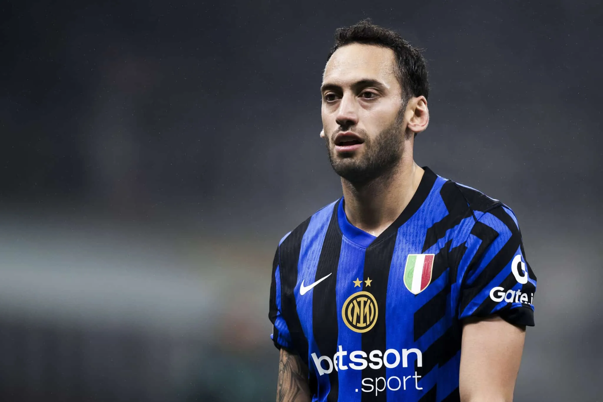 Fantacalcio, il caso ultras allarma Calhanoglu: pu&ograve; arrivare la squalifica! Cosa filtra da Appiano