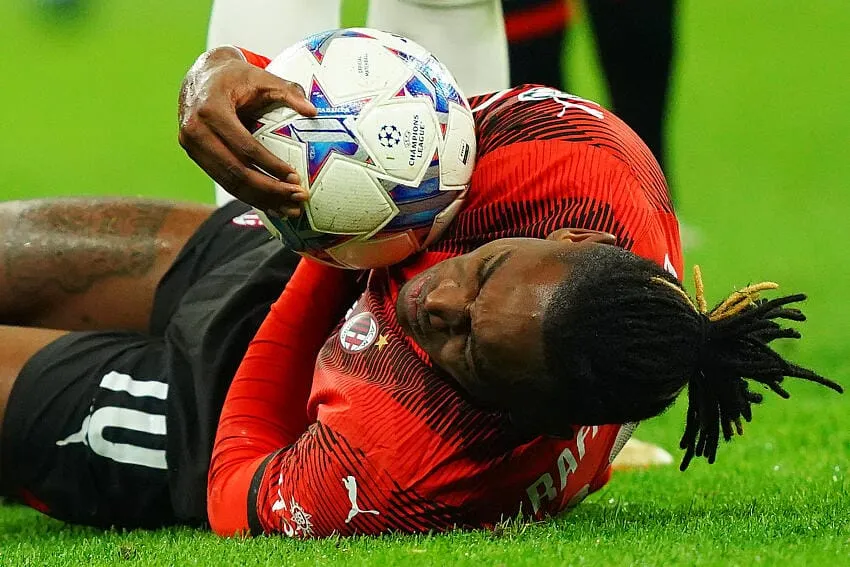 Milan, si allungano i tempi per il rientro di Leao: ora Rafa rischia! Le ultime sull’infortunio