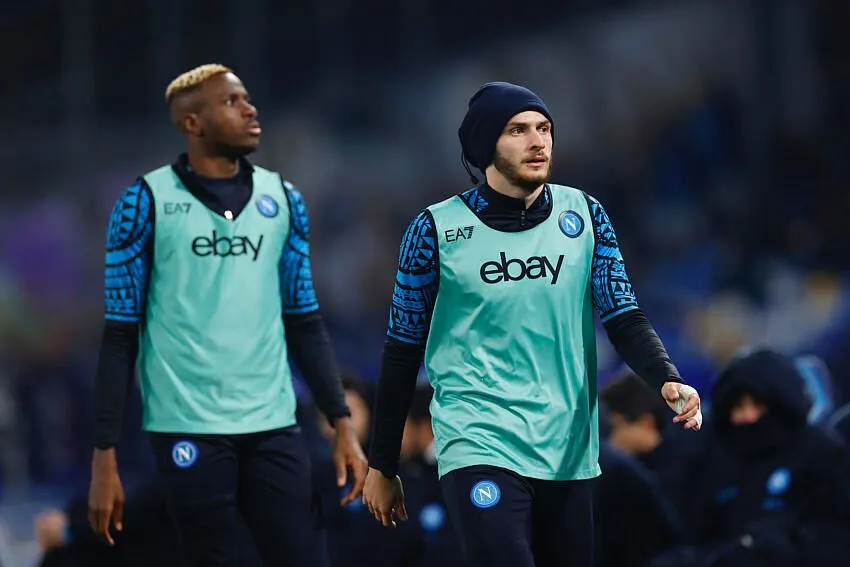 “Osimhen in Arabia a giugno, Kvara invece…”: l’agente spaventa il Napoli, il futuro dei 2 gioielli azzurri