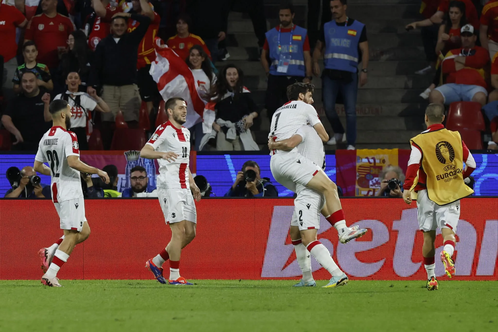Euro 2024, Georgia-Spagna: gol di Kvaratskhelia o autogol di Le Normand?