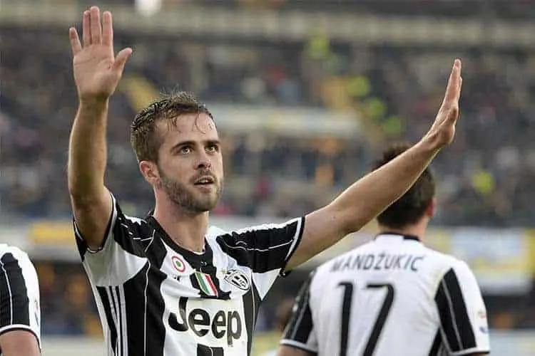 Juventus, Pjanic calpesta la maglia della Lazio: è bufera sui social