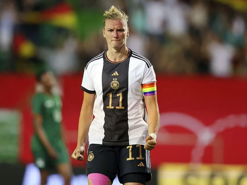 Ingaggi, sponsor e media: quante disuguaglianze tra il calcio maschile e femminile