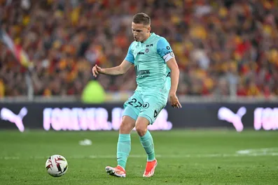 Calciomercato Bologna, offerta ufficiale per un difensore: arriva dalla Ligue 1 e può giocare in 3 ruoli