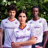 Fiorentina, seconda maglia con commovente dedica ad Astori: le foto