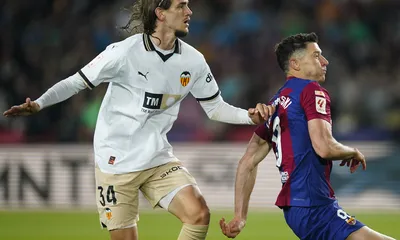 Calciomercato Inter, chi è Yarek Gasiorowski: paragonato a Sergio Ramos e diventato titolare al Valencia a 19 anni