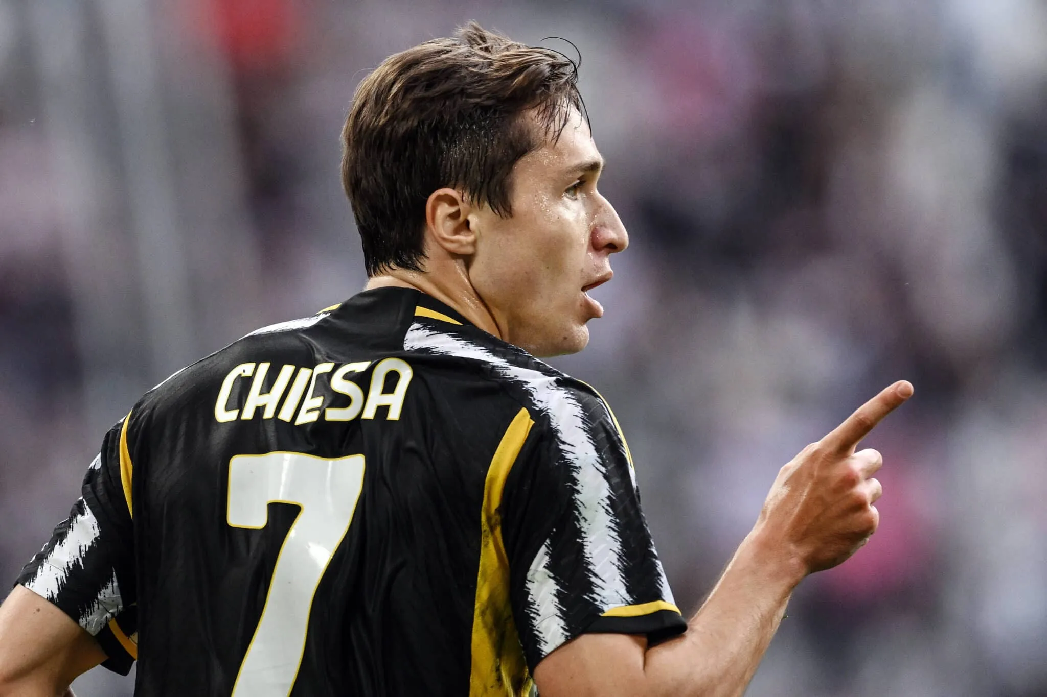 Calciomercato, il Napoli pronto a proporre uno scambio pazzo alla Juve: l’obiettivo è Chiesa