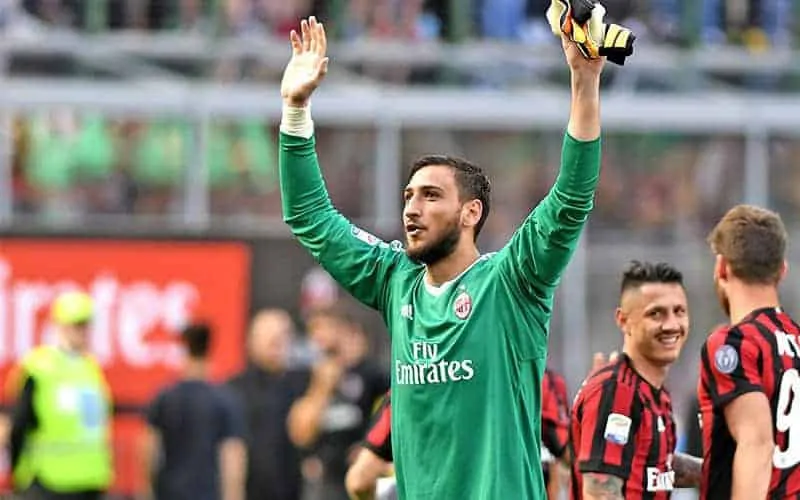 Milan, Donnarumma torna su Instagram. E i tifosi lo coprono di insulti