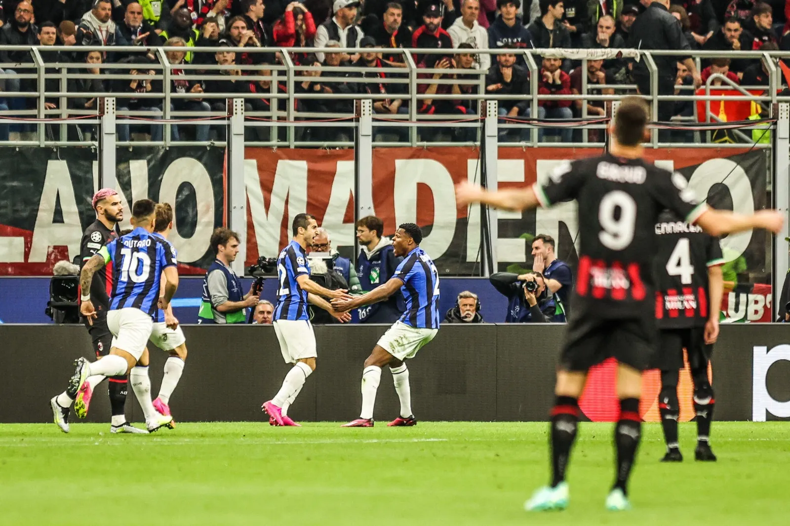 Champions League, Milan-Inter 0-2: Dzeko e Mkhitaryan si prendono il primo derby