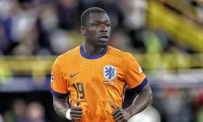 Calciomercato Roma, ha 22 anni ma già 134 gol in carriera: chi è Brian Brobbey, l’attaccante olandese che ha stregato De Rossi