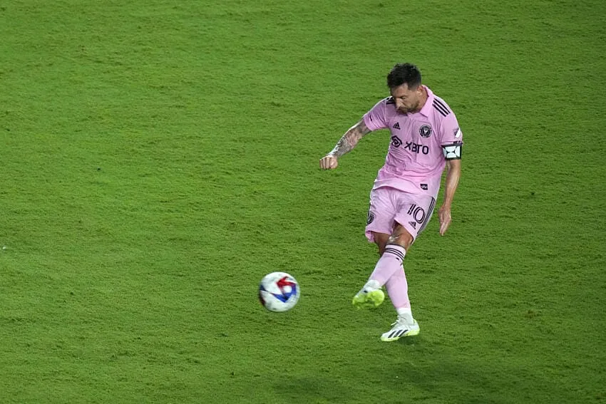 I calciatori che hanno segnato pi&ugrave; gol su punizione nella storia del calcio: Juninho in testa, Messi centra il podio