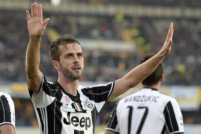 Juventus, Pjanic calpesta la maglia della Lazio: è bufera sui social