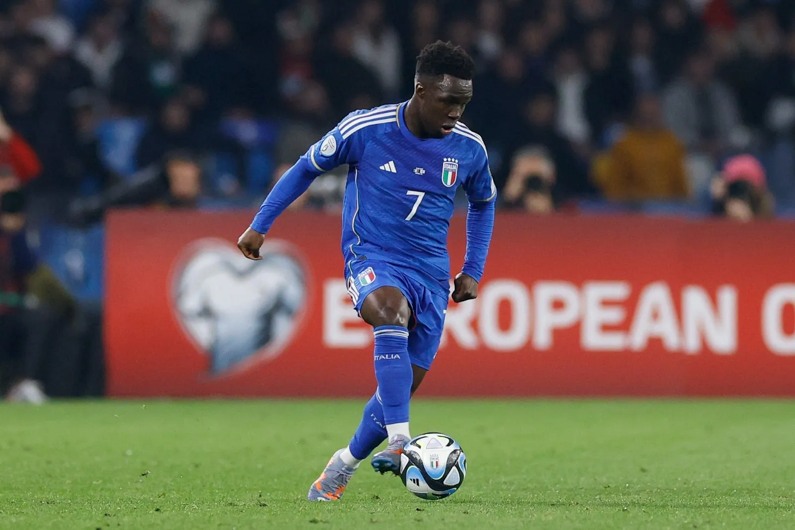 Calciomercato, la Juventus punta Gnonto: Kean e McKennie le chiavi per l’operazione