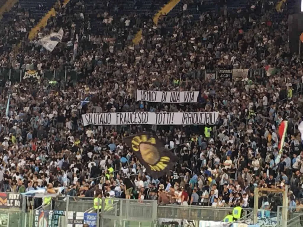 Roma, la lettera degli Irriducibili a Totti: “Il rispetto dei tuoi nemici migliori”