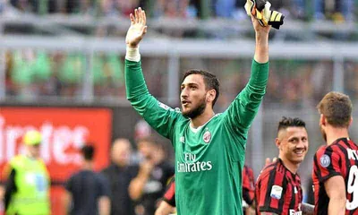 Milan, Donnarumma torna su Instagram. E i tifosi lo coprono di insulti