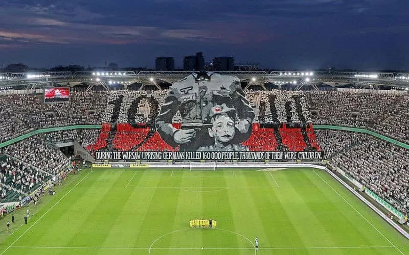 Legia Varsavia-Astana, coreografia shock della curva polacca