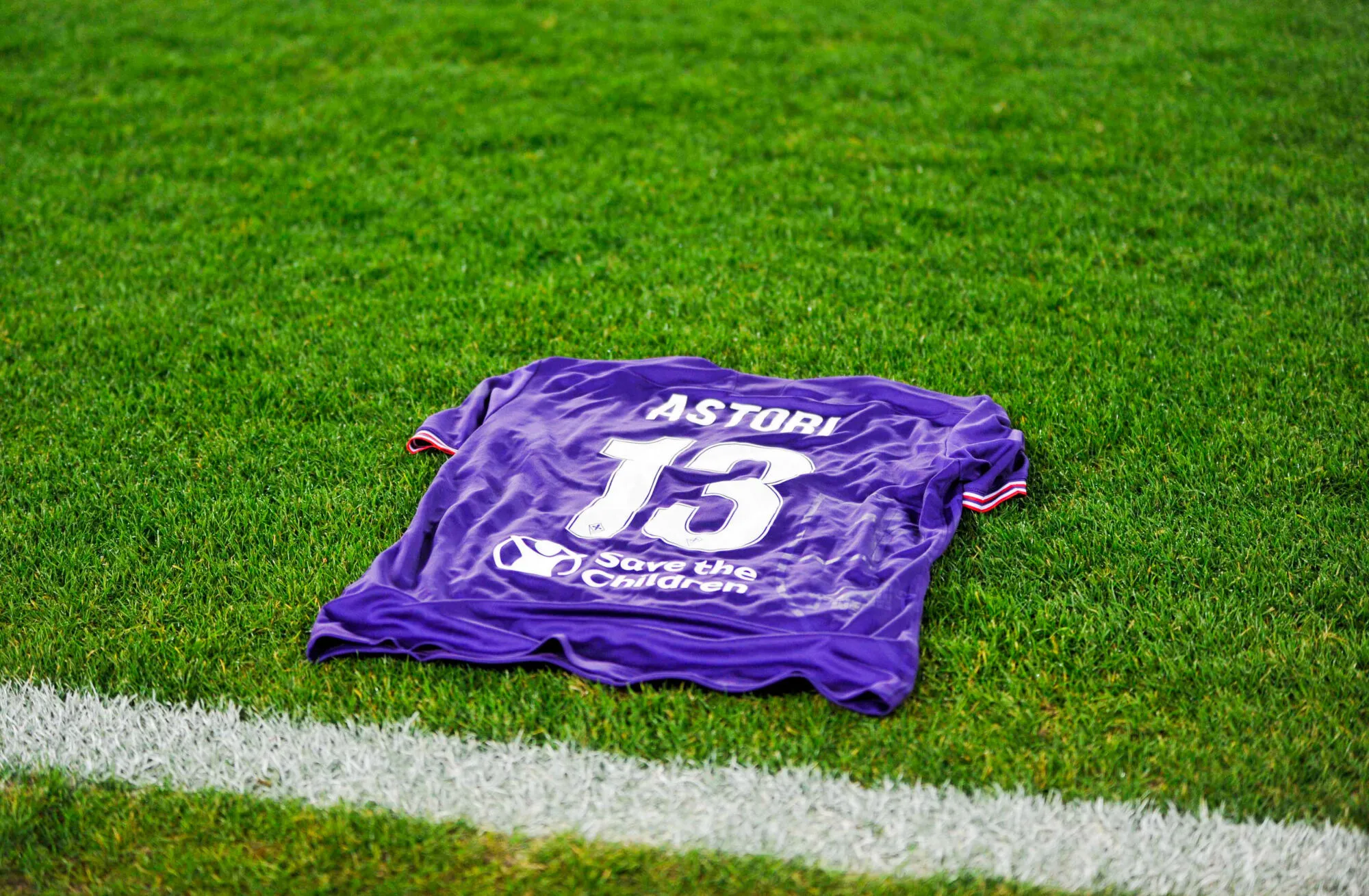 Fiorentina, seconda maglia con commovente dedica ad Astori: le foto