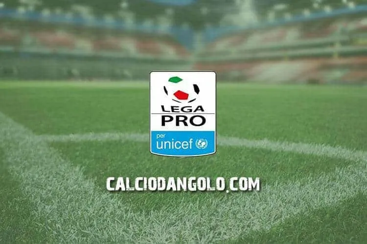 Paura in casa Reggina: il pullman va in fiamme