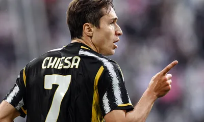 Calciomercato, il Napoli pronto a proporre uno scambio pazzo alla Juve: l&rsquo;obiettivo &egrave; Chiesa