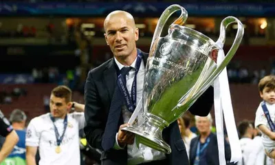 C’era una volta Zinedine Zidane: dal trionfo mondiale alla testata a Materazzi, storia di un campione senza tempo