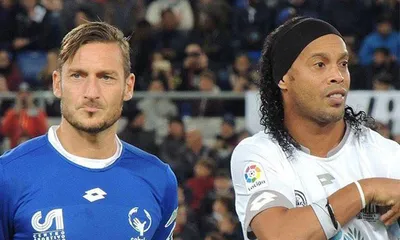 Ronaldinho, parole di elogio per Totti: “E’ uno dei più grandi della storia”