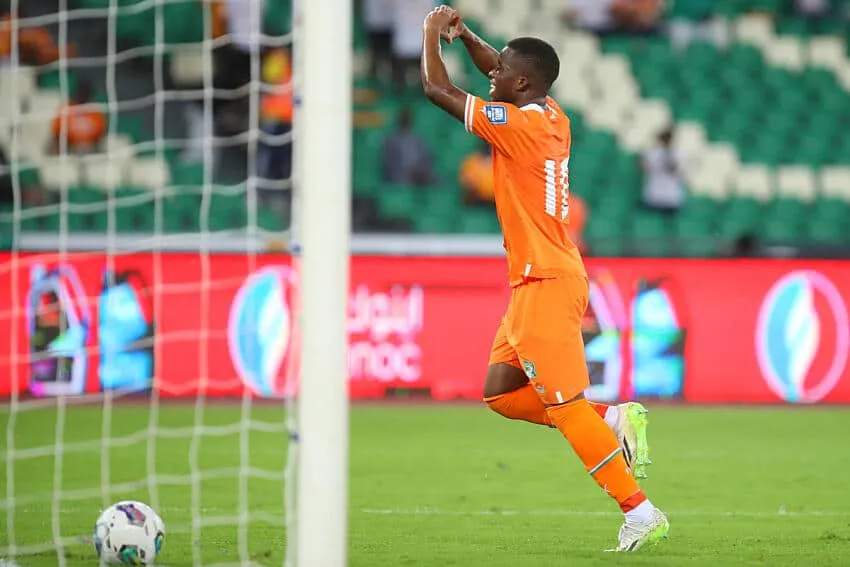 Calciomercato Napoli, colpo a sorpresa a centrocampo: l’ex gioiellino del Sassuolo arriva dalla Premier