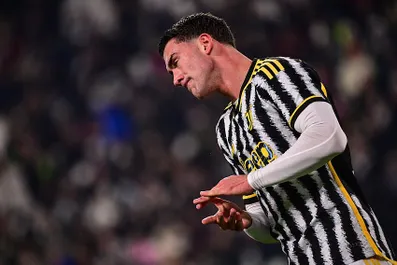 Calciomercato, bomba dall’Inghilterra: l’Arsenal vuole Vlahovic a gennaio! E l’offerta fa vacillare la Juve…