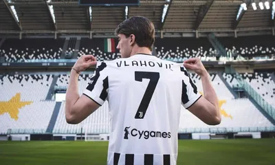 Juventus, Vlahovic sceglie la maglia di Ronaldo: la storia del numero 7 bianconero