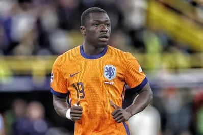 Calciomercato Roma, ha 22 anni ma già 134 gol in carriera: chi è Brian Brobbey, l’attaccante olandese che ha stregato De Rossi