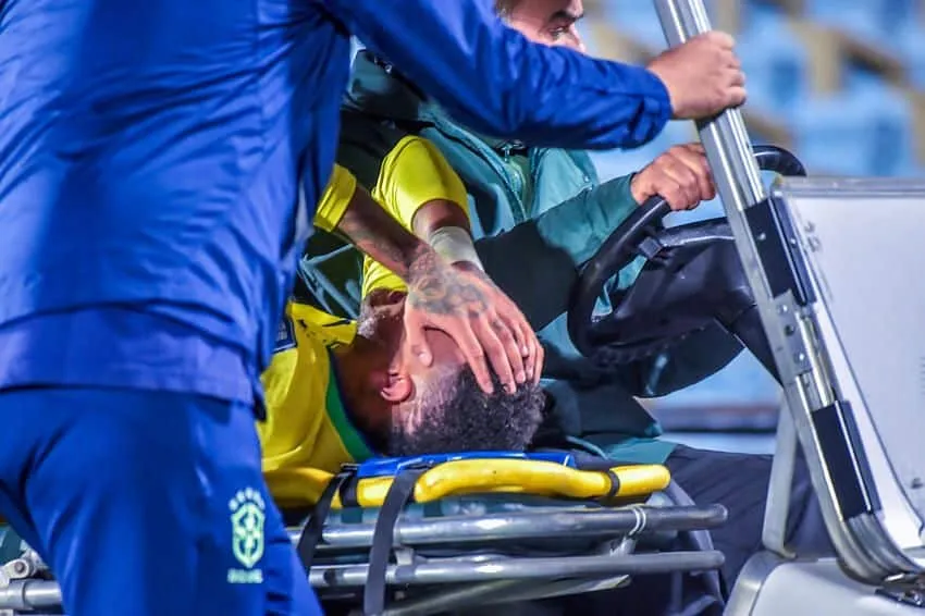 Neymar, perché tanti infortuni? Il suo medico al Santos: “Era d’acciaio, ora quei suoi dribbling…”