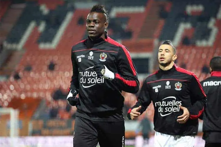 Balotelli sfreccia, ma in autostrada con la Ferrari: multato dalla polizia stradale