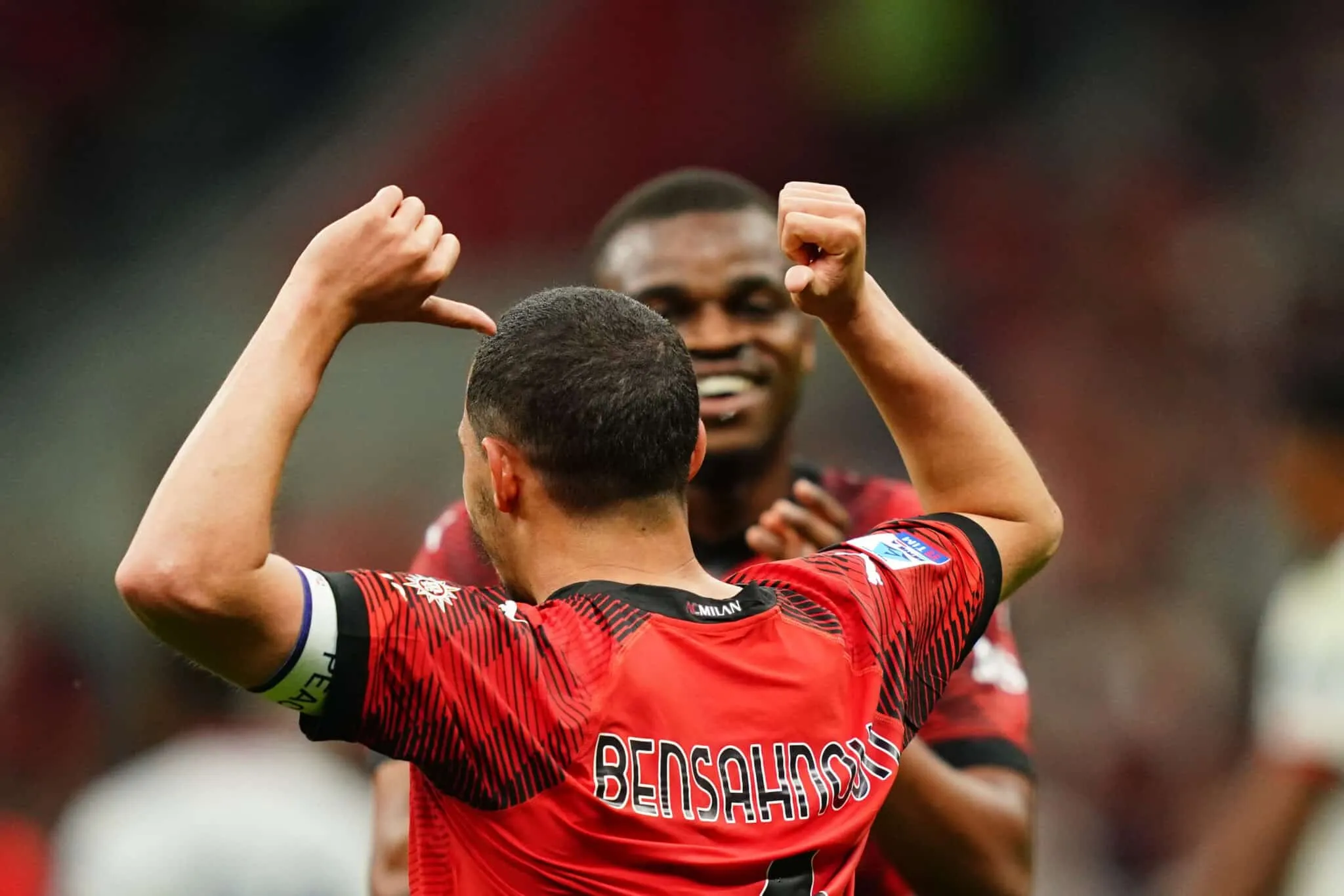 Perché i calciatori hanno nomi di donne sulle maglie? Il particolare omaggio di Milan e Cagliari