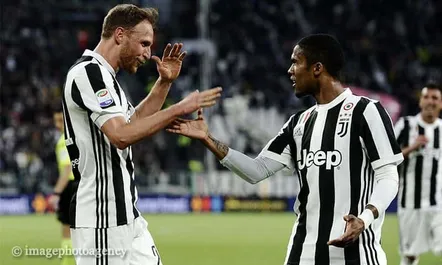 Juventus-Sampdoria 3-0, le pagelle: Douglas Costa fenomenale, flop Zapata