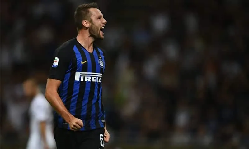 Inter, De Vrij salta la gara con l’Olanda: in tribuna per infortunio