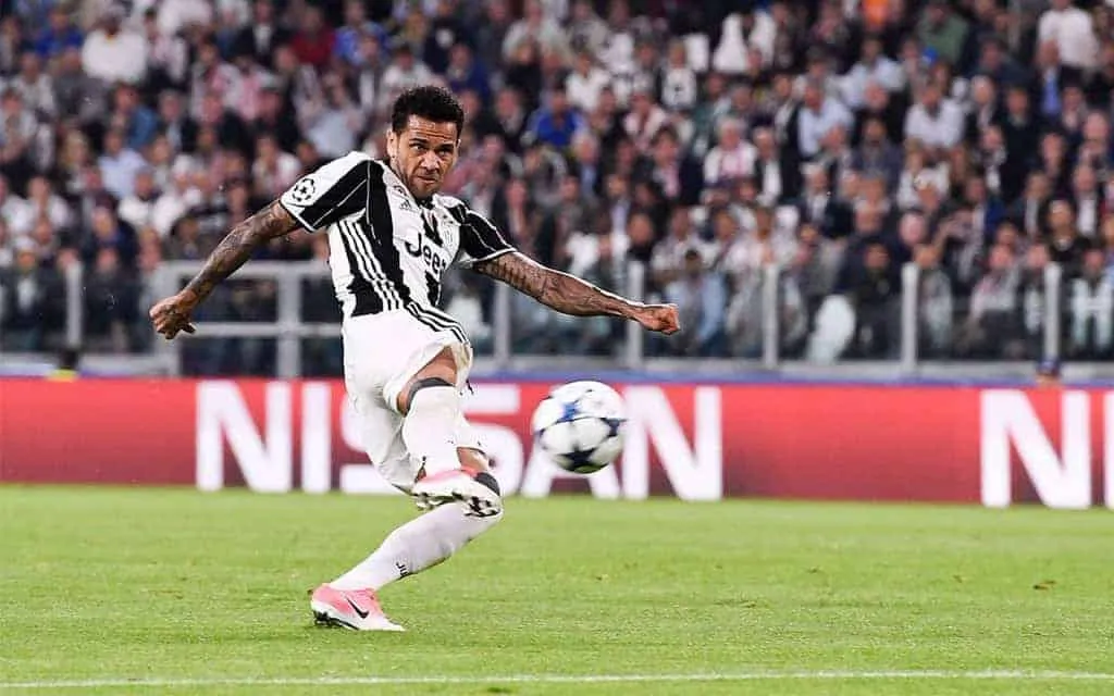 Juventus, Dani Alves è l'uomo della semifinale. E che gol contro il Monaco!
