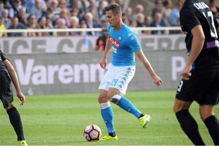 Verona-Napoli 1-3. Pioggia e vento non fermano la banda di Sarri, espulso Hysaj