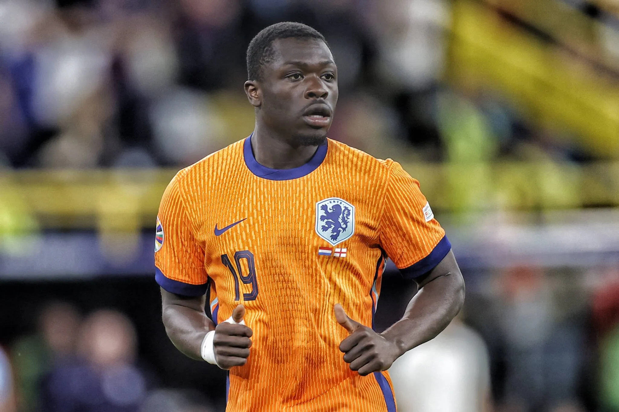 Calciomercato Roma, ha 22 anni ma già 134 gol in carriera: chi è Brian Brobbey, l’attaccante olandese che ha stregato De Rossi