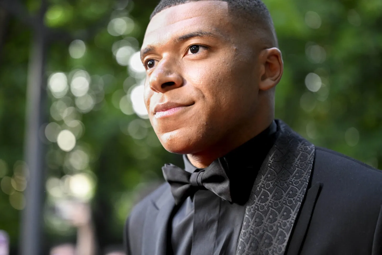 Calciomercato, solo il Real nel futuro di Mbappé? Quella maglia che fa sognare i tifosi