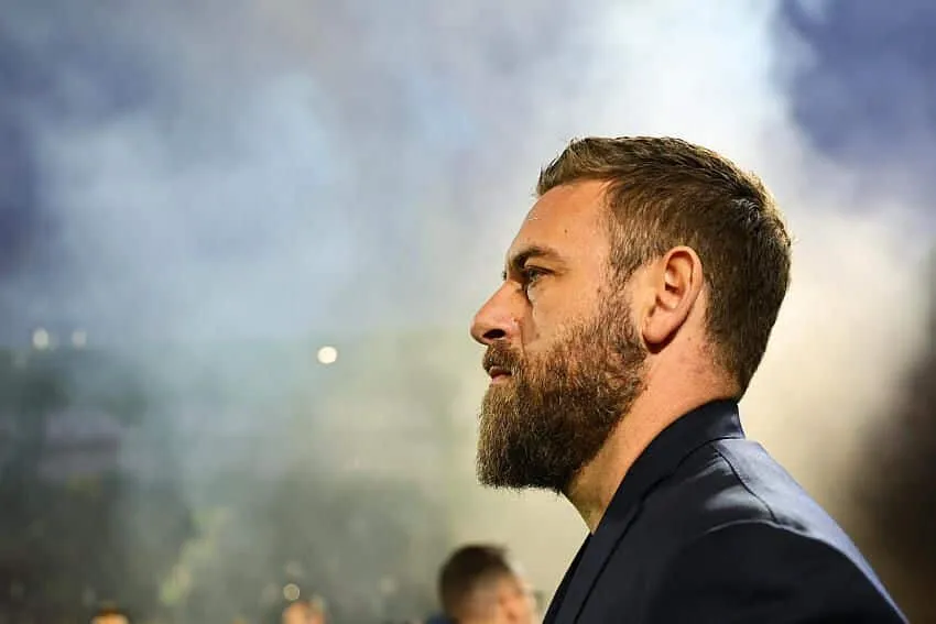 Roma, De Rossi laconico: “Sostituzione? Scelta tecnica”. Gelo sull’attaccante
