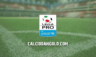 Paura in casa Reggina: il pullman va in fiamme