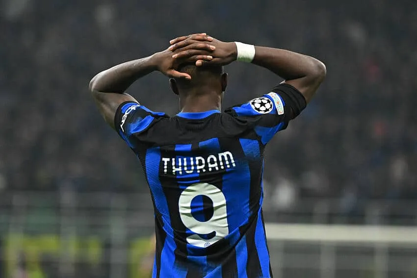 Infortunio Thuram, l’esito degli esami: quante partite salta e quando rientra l’attaccante dell’Inter
