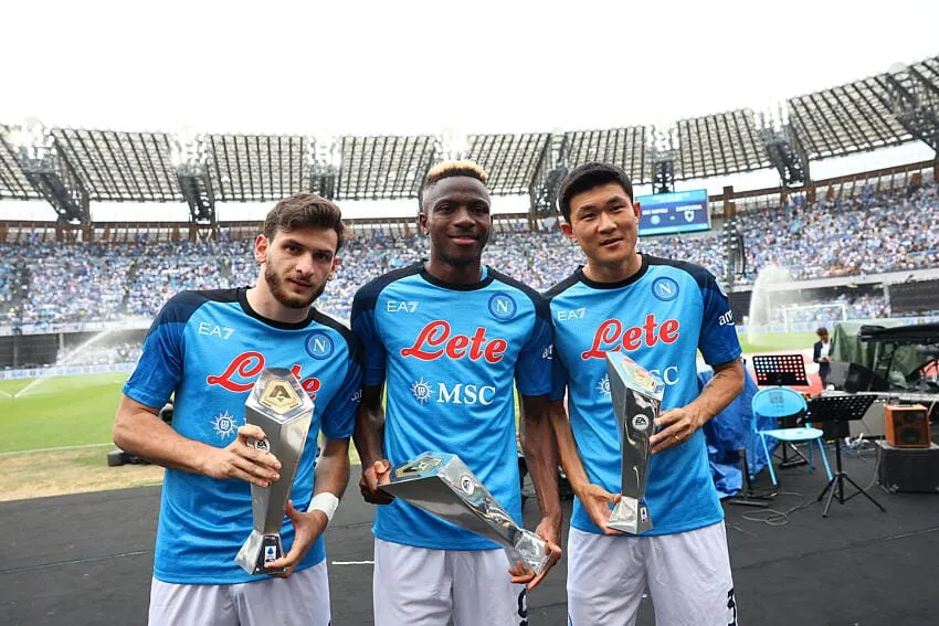 Calciomercato, il Napoli saluta un big: le principali trattative e le ufficialit&agrave; di oggi