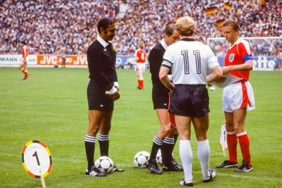 Storie mondiali, i momenti indimenticabili: quel “biscotto” tra Germania e Austria che cambiò le regole del gioco