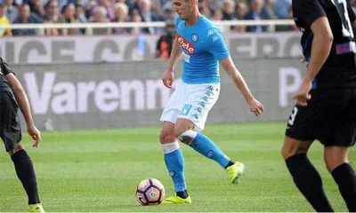 Verona-Napoli 1-3. Pioggia e vento non fermano la banda di Sarri, espulso Hysaj